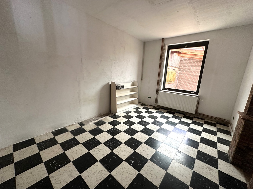NOUVEAU/A VENDRE à Blaton : Spacieuse habitation de 220m² avec 3 chambres, jardin avec accès latéral.