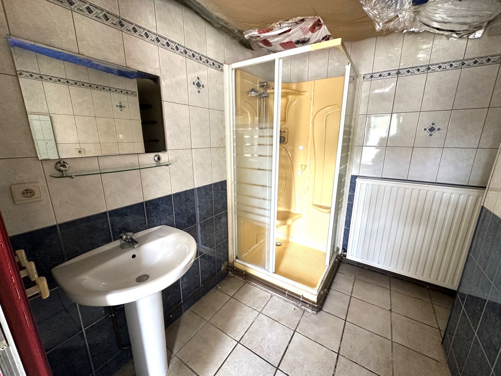 NOUVEAU/A VENDRE à Blaton : Spacieuse habitation de 220m² avec 3 chambres, jardin avec accès latéral.