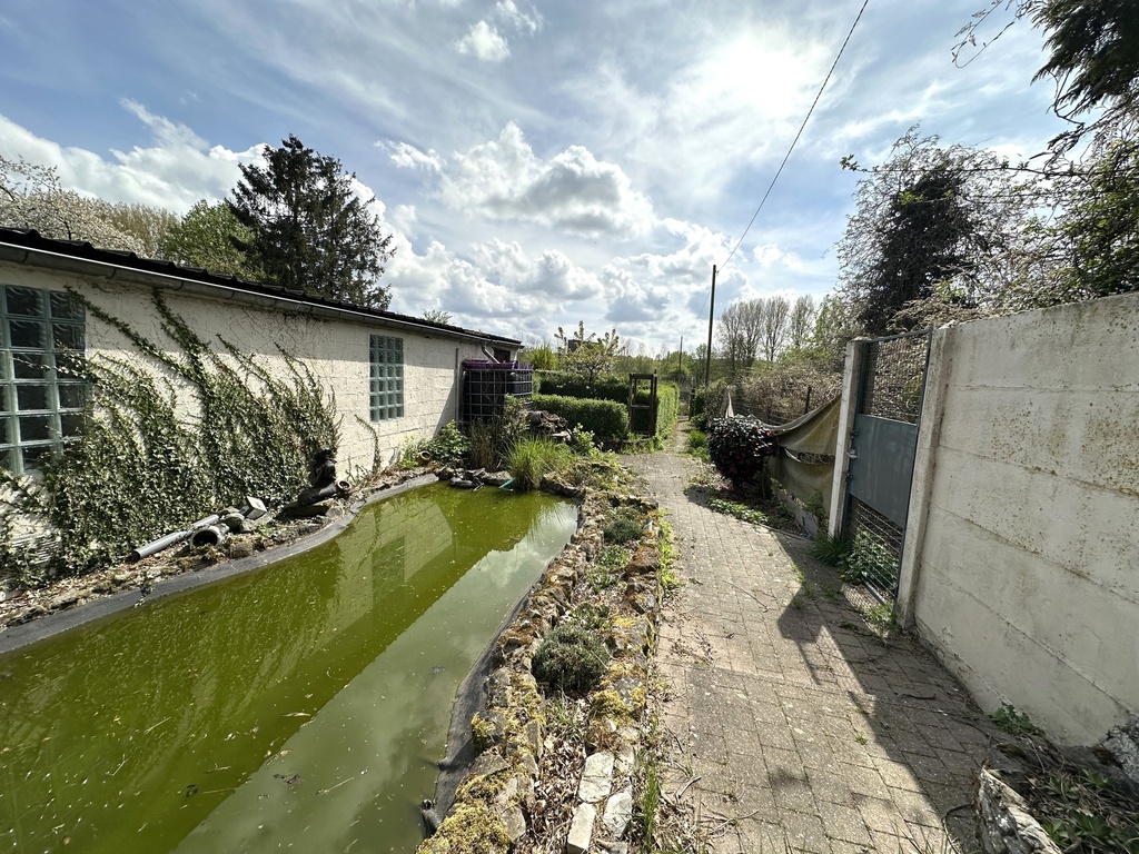 NOUVEAU/A VENDRE à Blaton : Spacieuse habitation de 220m² avec 3 chambres, jardin avec accès latéral.