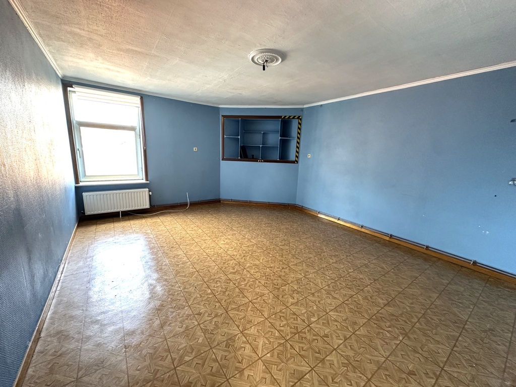 NOUVEAU/A VENDRE à Blaton : Spacieuse habitation de 220m² avec 3 chambres, jardin avec accès latéral.