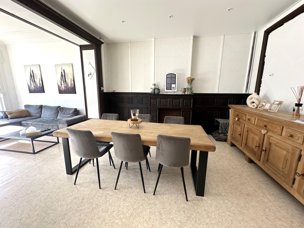 NOUVEAU/ A VENDRE à BELOEIL : Vaste maison de maître avec 3 chambres, garage et cour.