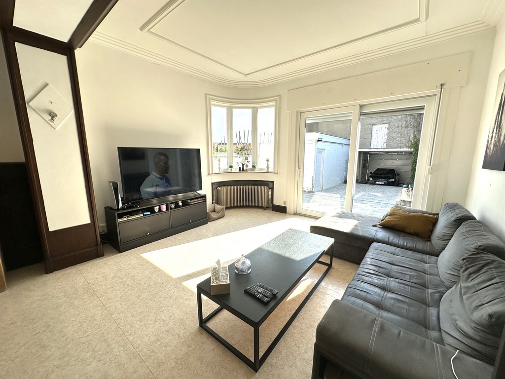 NOUVEAU/ A VENDRE à BELOEIL : Vaste maison de maître avec 3 chambres, garage et cour.
