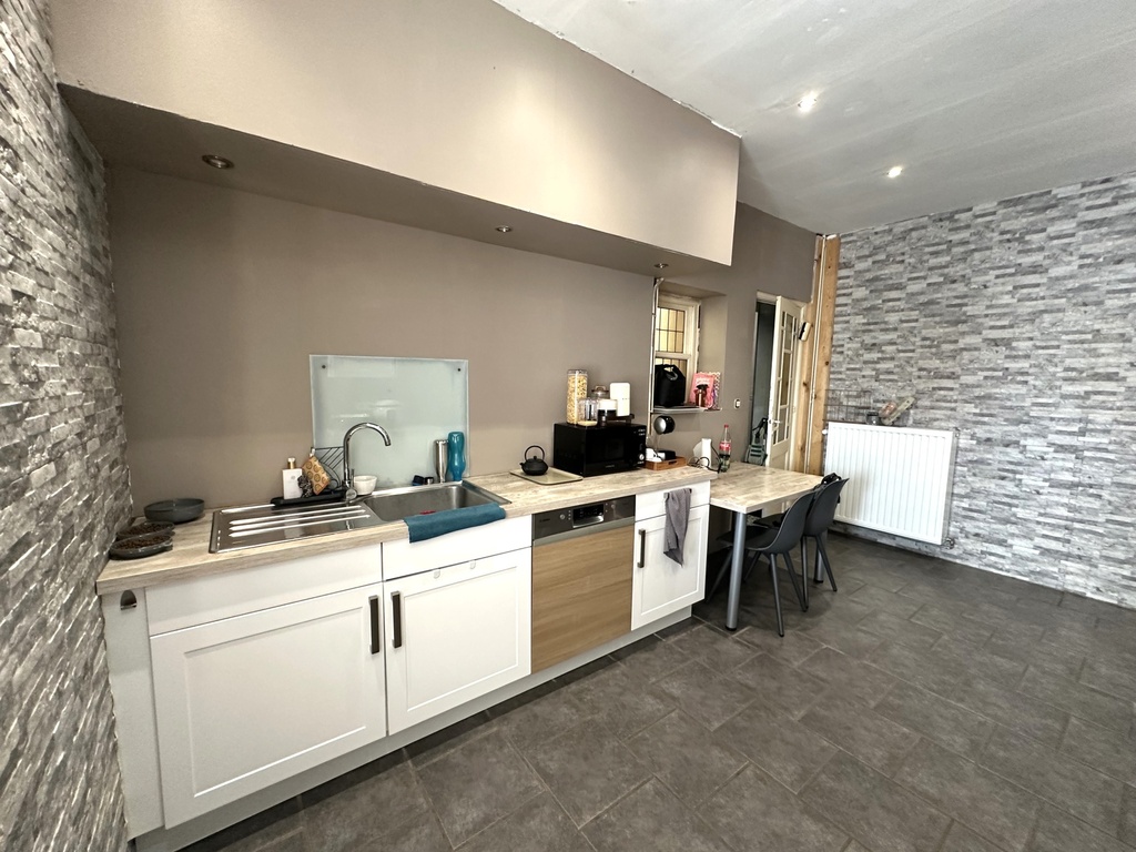 NOUVEAU/ A VENDRE à BELOEIL : Vaste maison de maître avec 3 chambres, garage et cour.