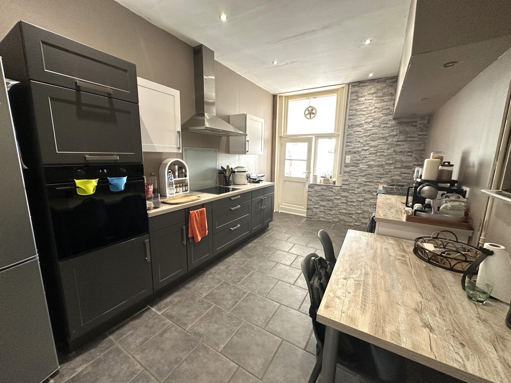 NOUVEAU/ A VENDRE à BELOEIL : Vaste maison de maître avec 3 chambres, garage et cour.