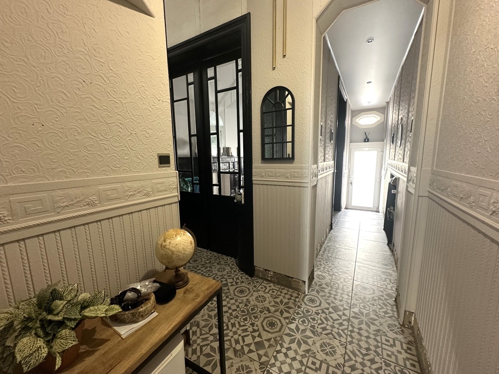 NOUVEAU/ A VENDRE à BELOEIL : Vaste maison de maître avec 3 chambres, garage et cour.