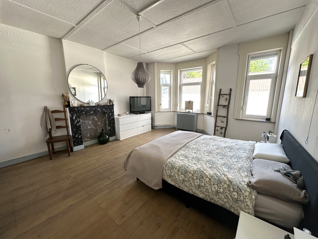 NOUVEAU/ A VENDRE à BELOEIL : Vaste maison de maître avec 3 chambres, garage et cour.