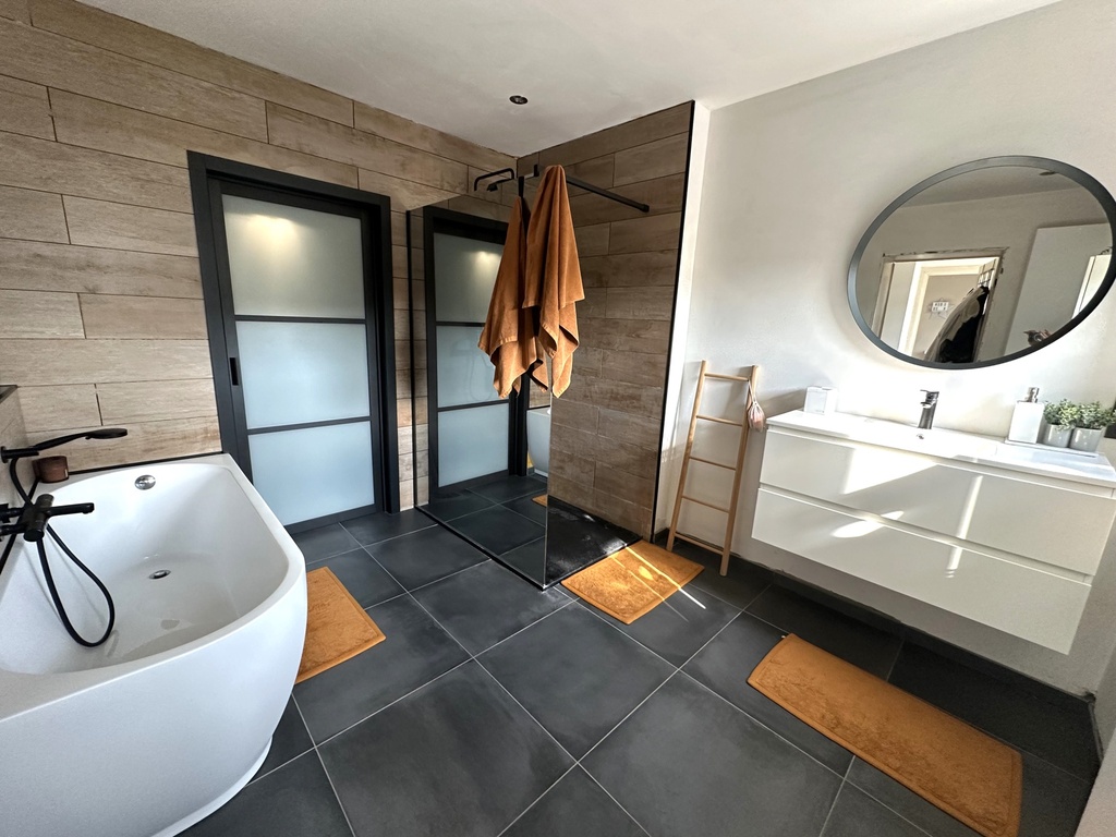 NOUVEAU/ A VENDRE à BELOEIL : Vaste maison de maître avec 3 chambres, garage et cour.