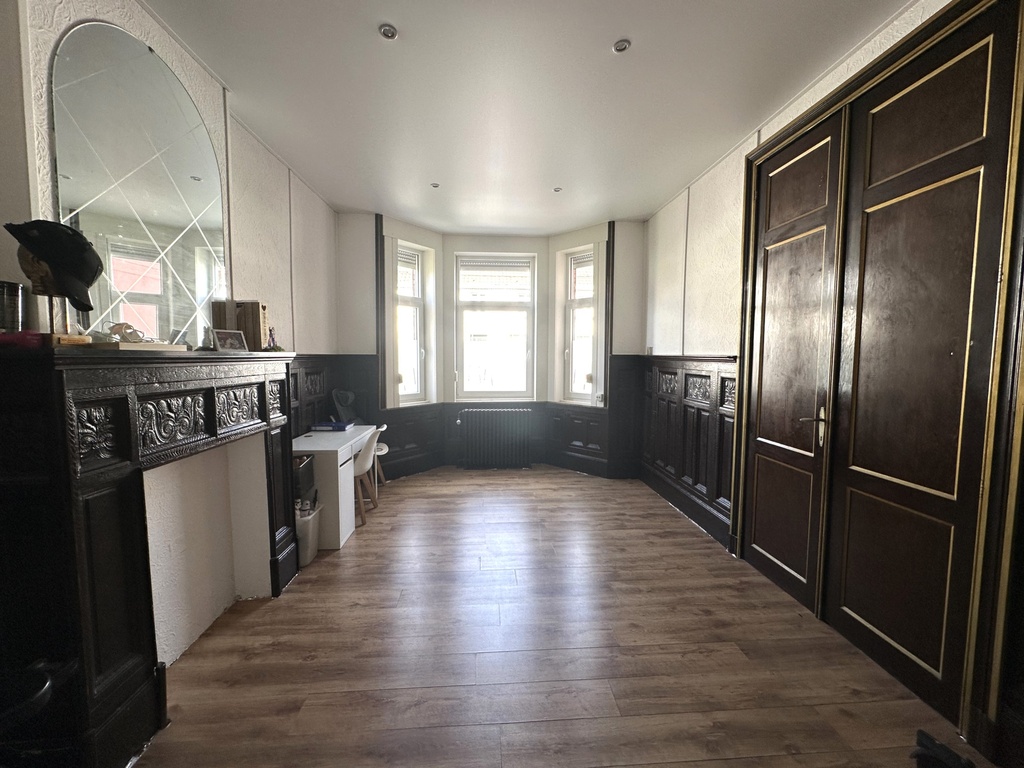 NOUVEAU/ A VENDRE à BELOEIL : Vaste maison de maître avec 3 chambres, garage et cour.