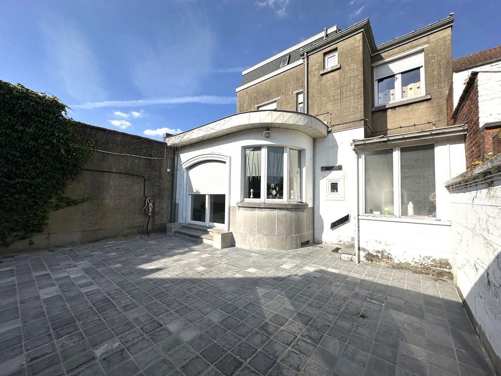 NOUVEAU/ A VENDRE à BELOEIL : Vaste maison de maître avec 3 chambres, garage et cour.
