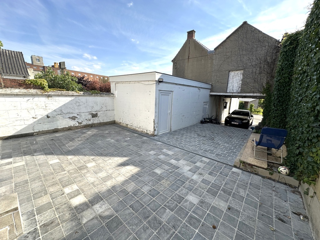 NOUVEAU/ A VENDRE à BELOEIL : Vaste maison de maître avec 3 chambres, garage et cour.