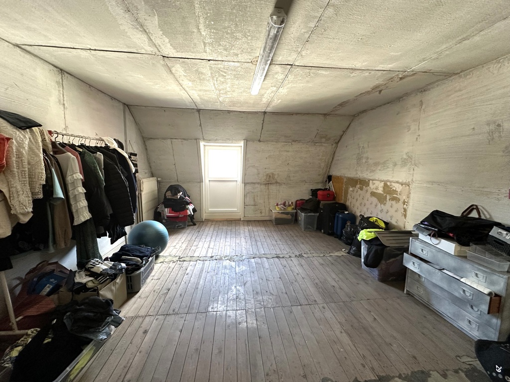 NOUVEAU/ A VENDRE à BELOEIL : Vaste maison de maître avec 3 chambres, garage et cour.