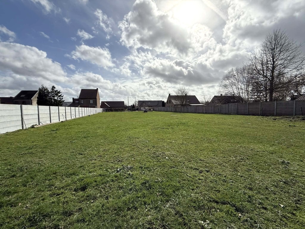 A VENDRE à QUEVAUCAMPS : Beau terrain à bâtir de 21 A 24 ca avec 27,78m de façade