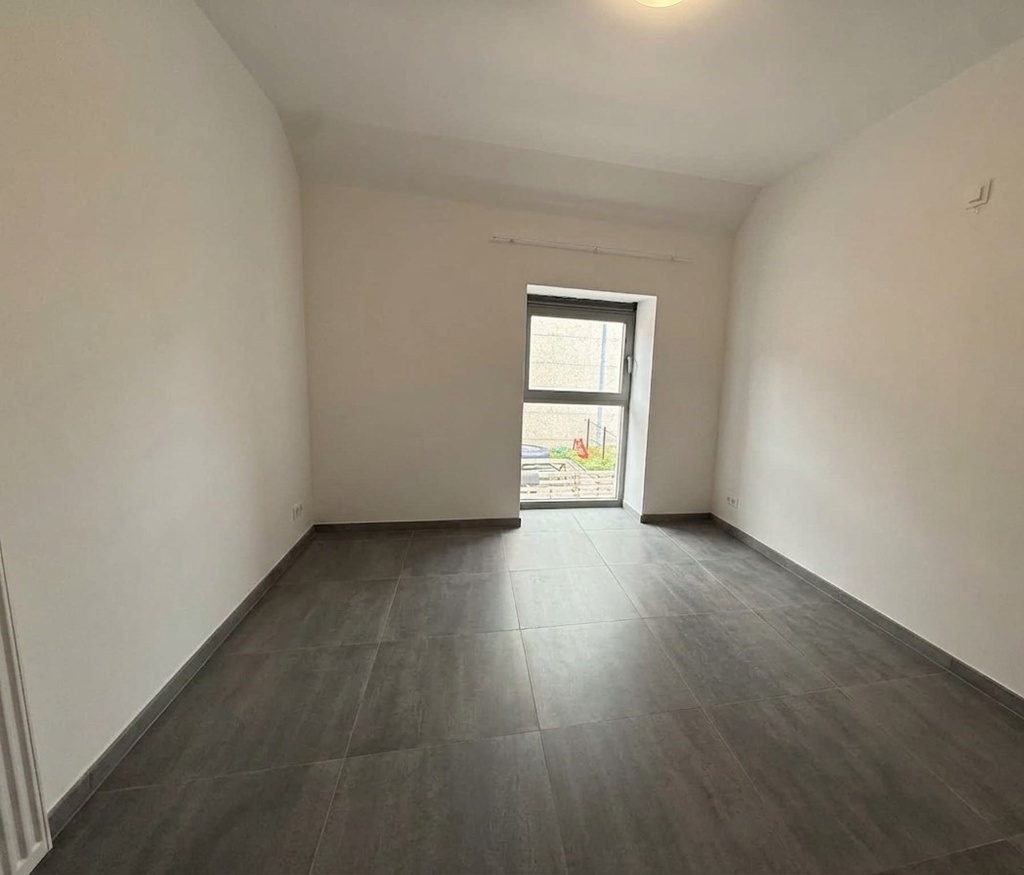 A LOUER à WADELINCOURT : Bel appartement au 1er étage avec 2 ch, terrasse et parking