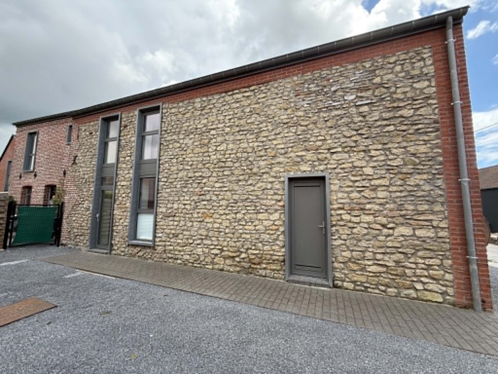 A LOUER à WADELINCOURT : Bel appartement au 1er étage avec 2 ch, terrasse et parking