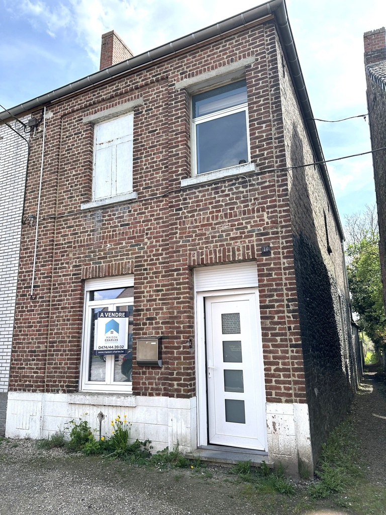 SOUS-OPTION à Blaton : Spacieuse habitation de 220m² avec 3 chambres, jardin avec accès latéral.