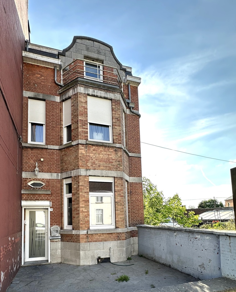 NOUVEAU/ A VENDRE à BELOEIL : Vaste maison de maître avec 3 chambres, garage et cour.